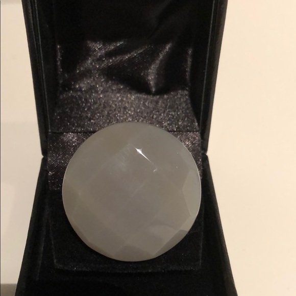 GRAY FACETED DIAMOND CUT TOP STONE RING - Picture 8 of 8